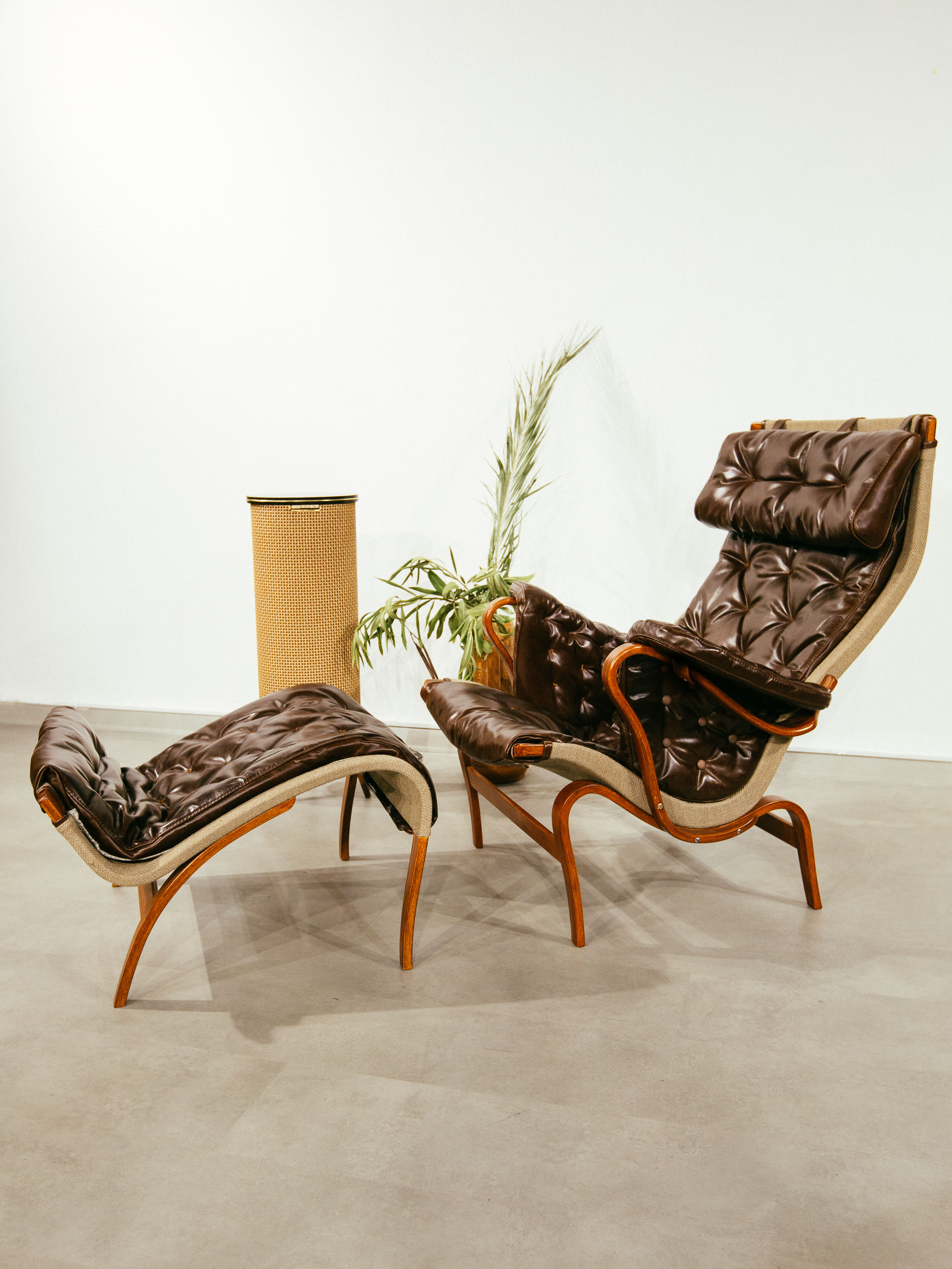 Bruno Mathsson tasarımı , Dux marka üretimi ' Pernilla Lounge Chair'